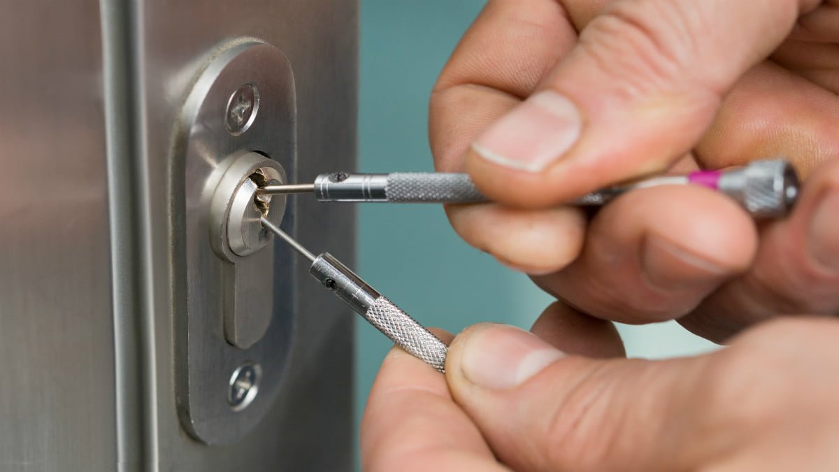 HOW TO GET OUT OF A LOCKED ROOM WITHOUT A KEY?