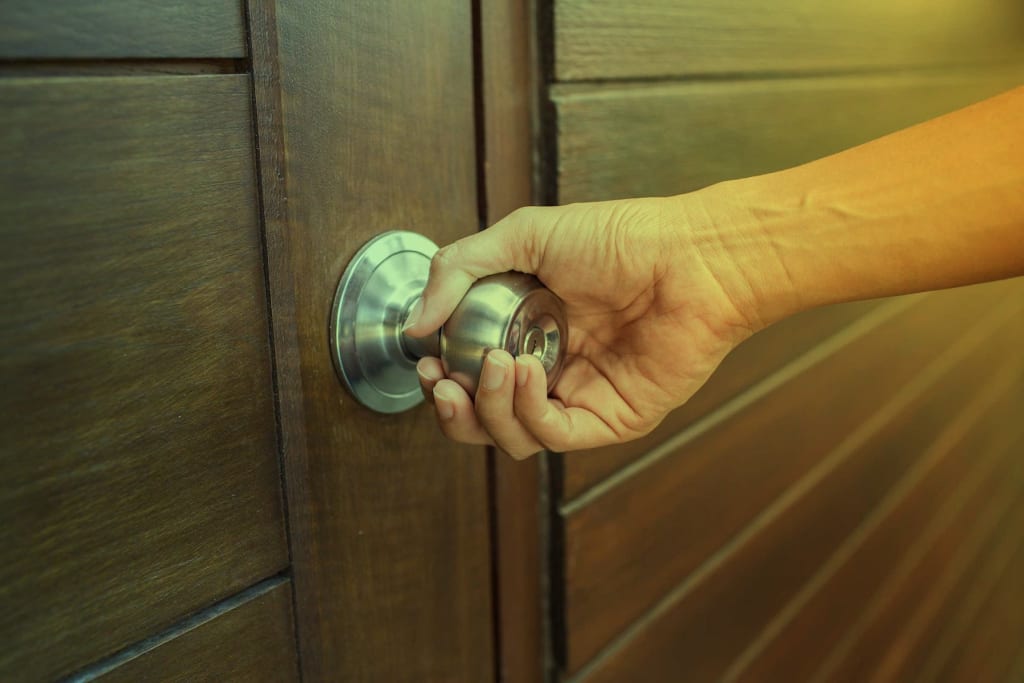 How to Open a Locked Door with a Knife without a Locksmith?